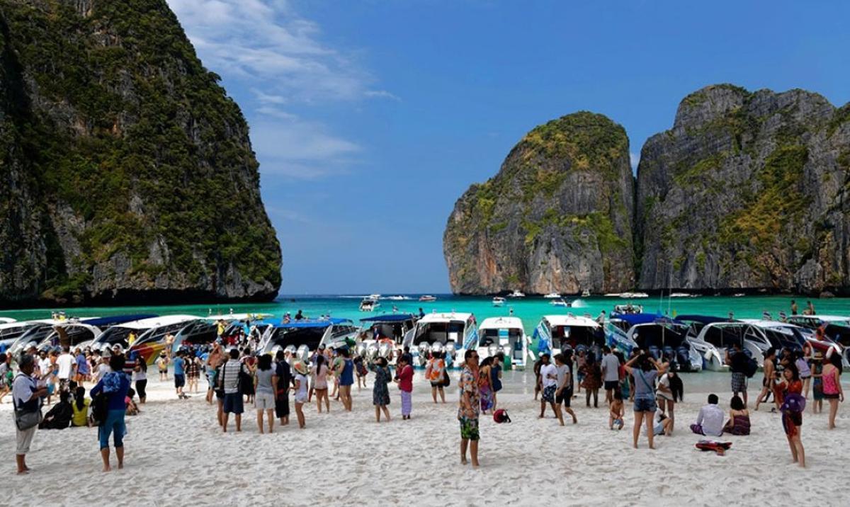 La playa, atestada de barcos turísticos, en una imagen reciente