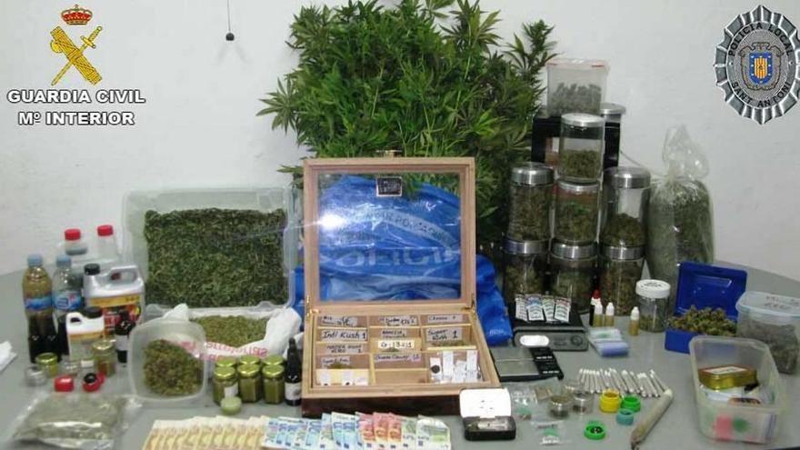 Marihuana, porros, dinero y útiles incautados en el local de la asociación cannábica.