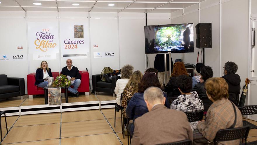 La novela y la literatura infantil protagonizan la jornada en la feria del libro de Cáceres