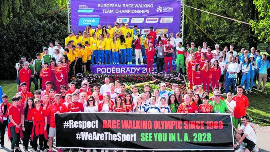 Atletas de todos los países, en la manifestación contra la eliminación de los 35 kilómetros en los Juegos Olìmpicos que realizaron en la Copa de Europa.