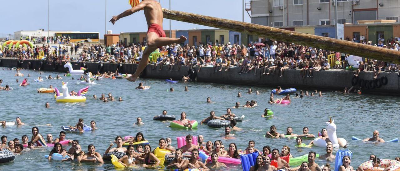 Instante de la prueba 
del palo engrasado, 
en 2019. provi morillas