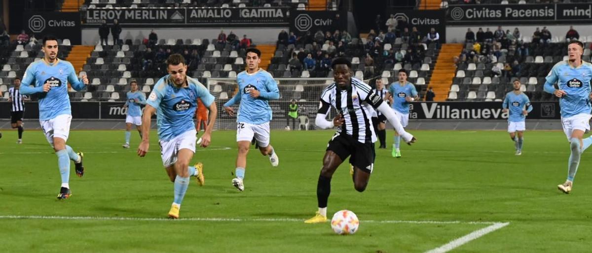 Adilson en un partido del Badajoz ante el Celta B.