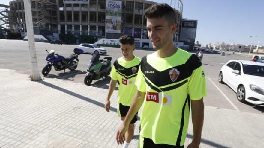 Chuca y Claudio, ayer por la mañana, con el estadio Martínez Valero al fondo.