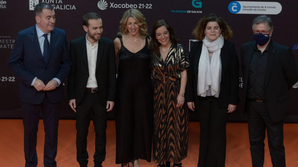 El conselleiro de Cultura, la ministra de Trabajo y la alcaldesa de  A Coruña con miembros de la academia audiovisual. |   // ARCAY/ROLLER