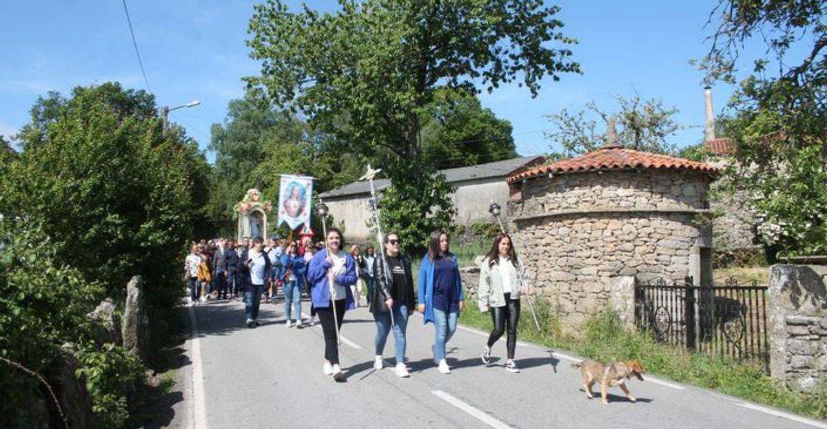 A comitiva, na aldea de Barbeitos.