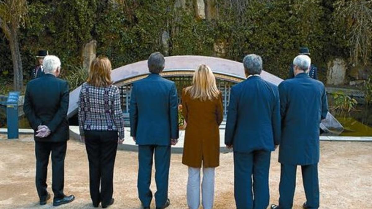 El 'president' Mas, junto a varios miembros del Govern, ayer, en la ofrenda floral a la tumba del 'president' Companys, en Montjuïc.