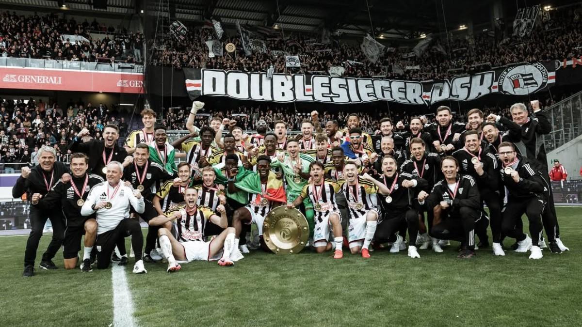 La plantilla del LASK Linz celebrando la liga austríaca por primera vez desde la temporada 1964-65.