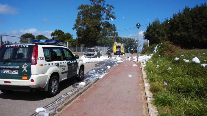 Una furgoneta arde en la carretera de Moniello