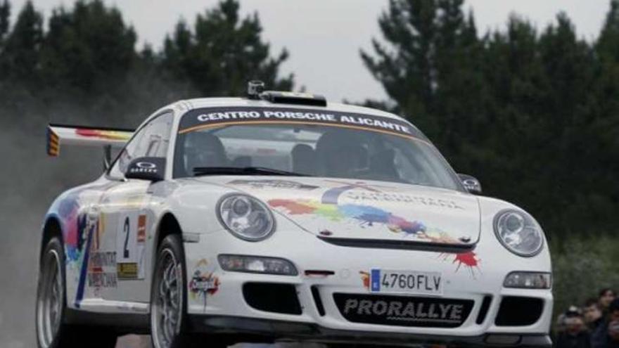 El Porsche 911 &quot;vuela&quot; en un tramo del Rally de Ourense.   INFORMACION