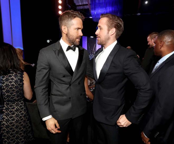 Ryan Reynolds y Ryan Gosling juantos con traje de chaqueta