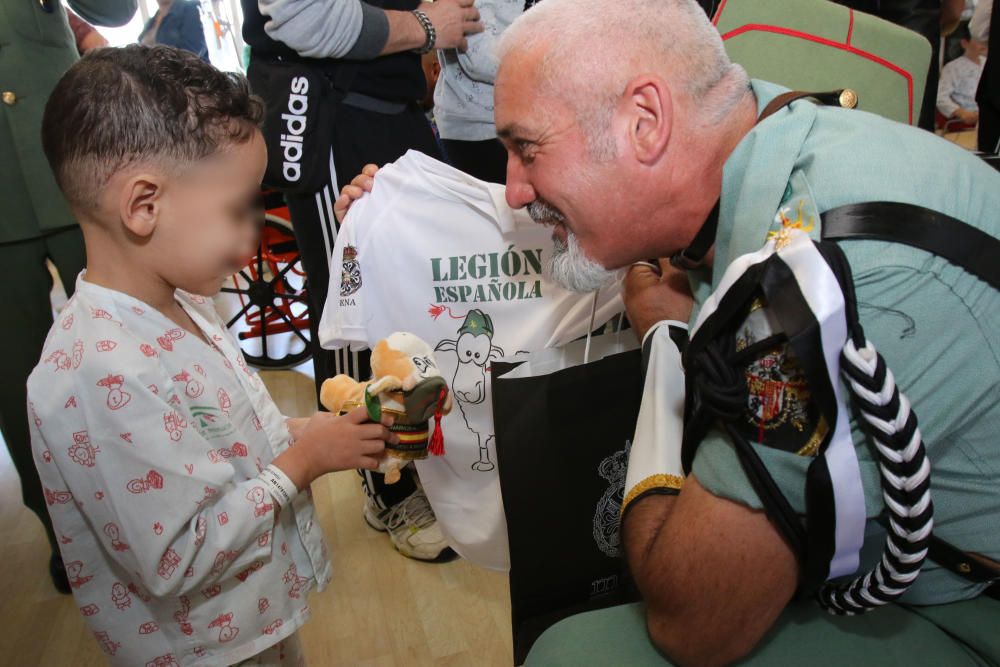 Visita de La Legión y la Cofradía de Mena a los niños del Hospital Materno.