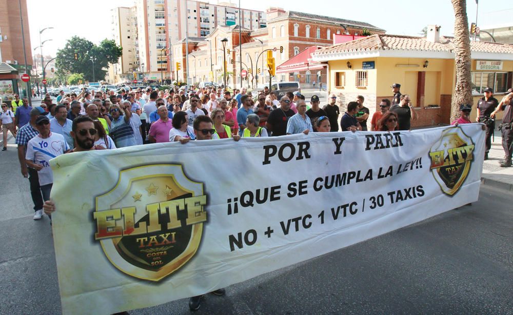 Más de 400 taxis se manifiestan para pedir mayor control de los VTC