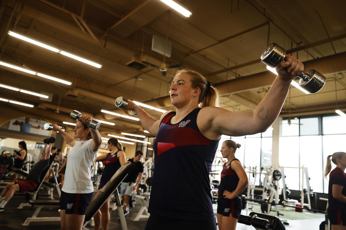 Abi Burton, entrenando en el gimnasio.