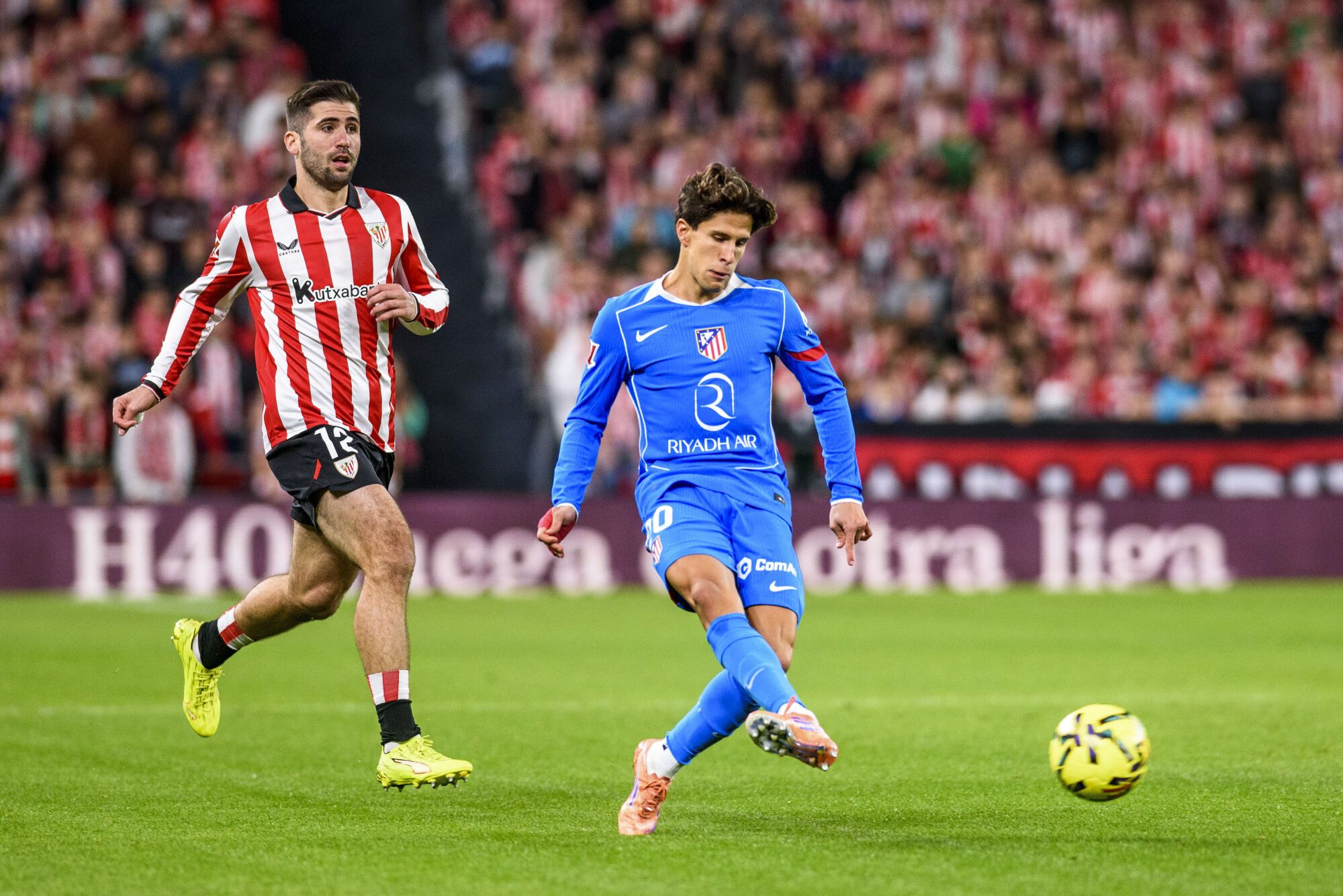 BILBAO, 06/12/2025.- El delantero argentino del Atlético de Madrid Giuliano Simeone (d) chuta ante Jesús Areso, del Athletic, durante el partido de Liga en Primera División que Athletic Club y Atlético de Madrid disputan este sábado en el estadio de San Mamés, en Bilbao. EFE/Javier Zorrilla