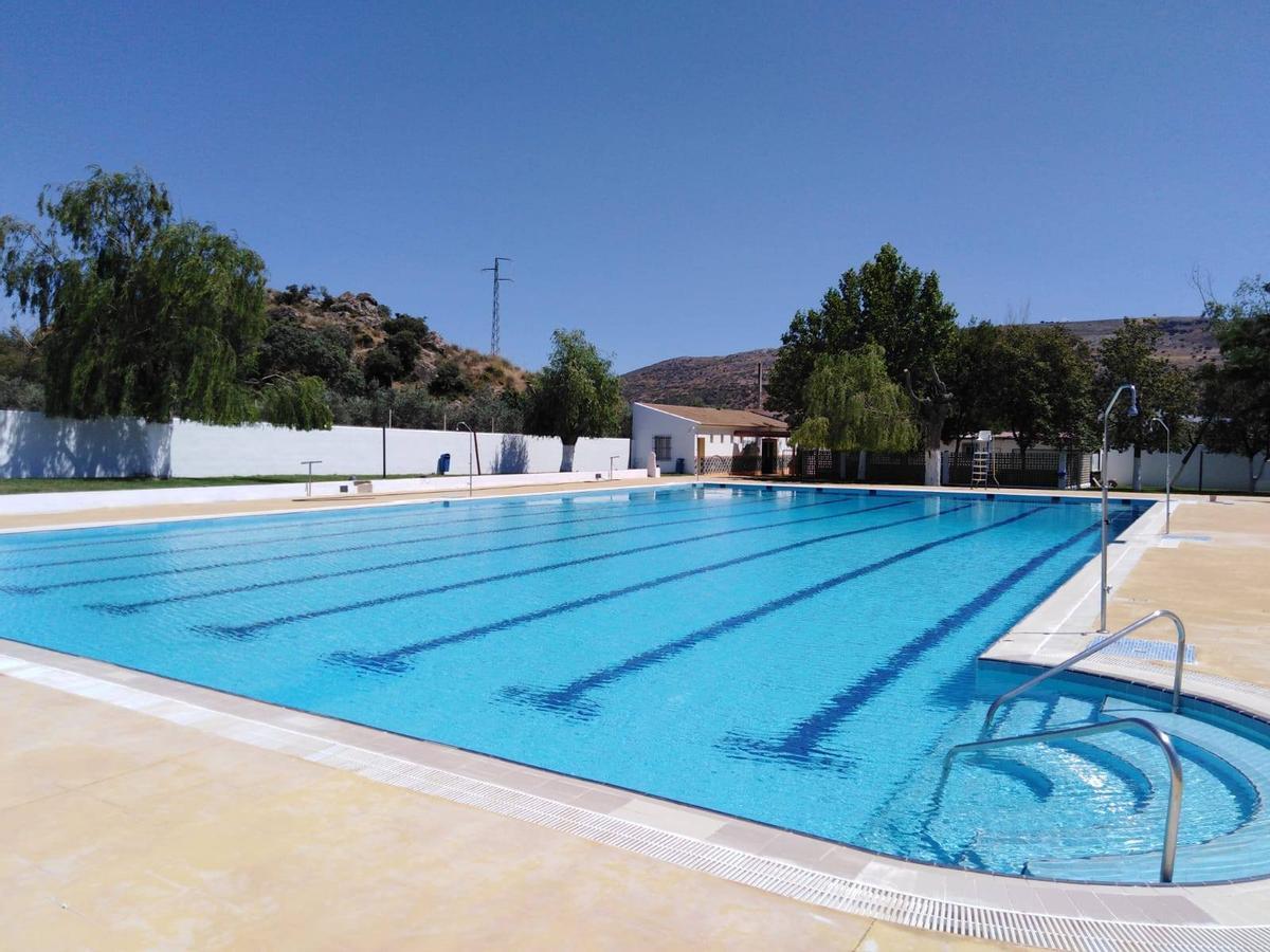 La piscina de Almargen, un recinto con agua medicinal salada especial para la piel y entradas desde 1,50 euros: tiene las mismas cualidades que el Balneario de La Toja y otros de Alemania, Francia e Italia