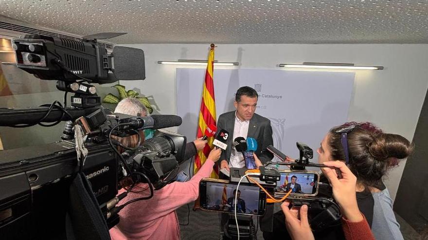 El conseller Òscar Ordeig compareixent davant dels mitjans de comunicació aquest diumenge a Lleida