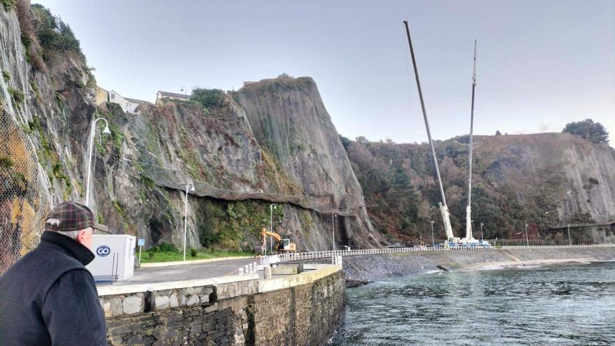 Dos grúas con robots se suman a los trabajos para sanear el talud argayado en Luarca