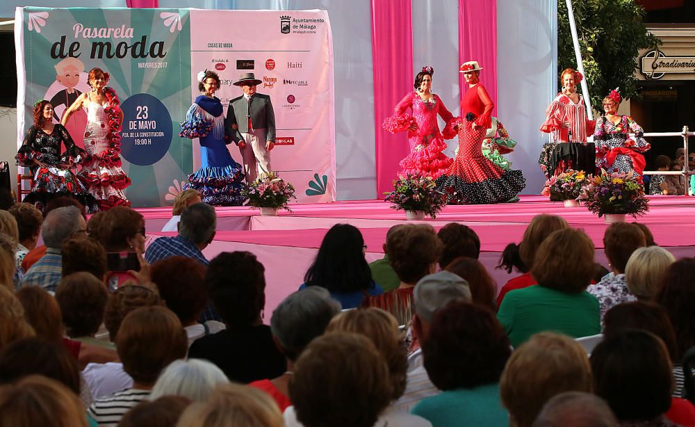 La Pasarela de Moda de la Semana del Mayor ha tenido como protagonistas a 132 modelos de entre 55 y 80 años, que han desfilado en la plaza de La Constitución.