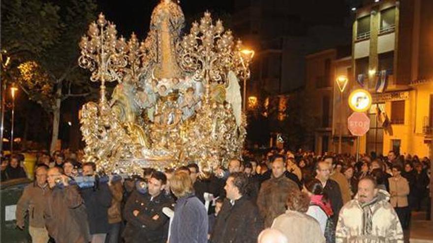El traslado de la Virgen abre las fiestas de las purisimeras