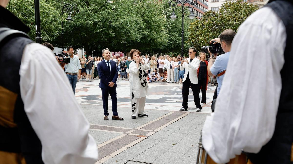 Asi fue la llegada de Massiel al Jovellanos para ser nombrada Hija Adoptiva de Gijón