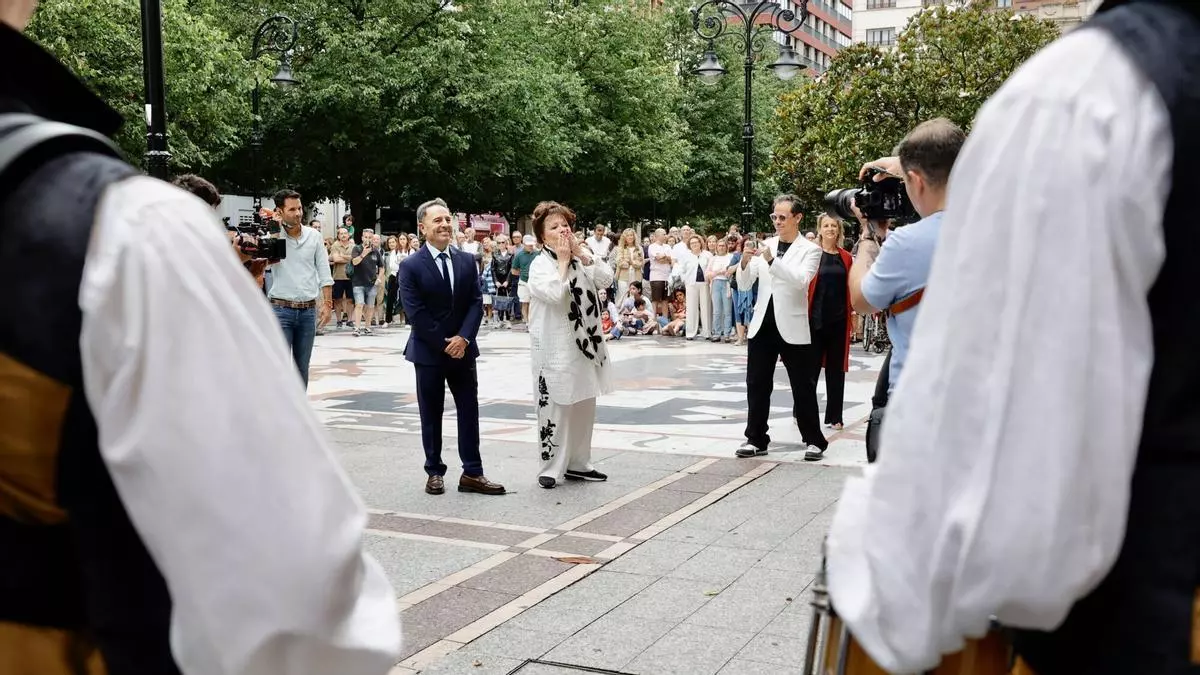Asi fue la llegada de Massiel al Jovellanos para ser nombrada Hija Adoptiva de Gijón