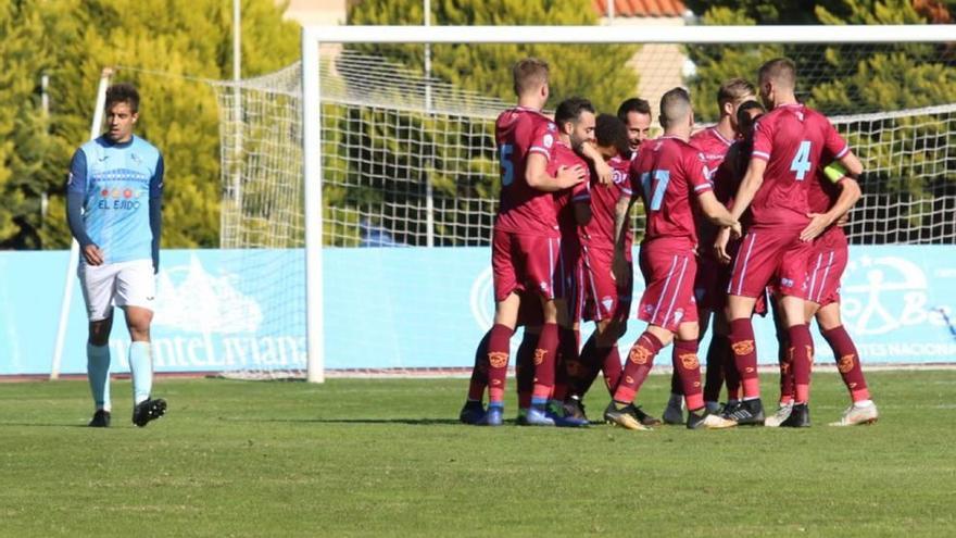 Los jugadores visitantes celebran el empate del delantero Carlos Álvarez.