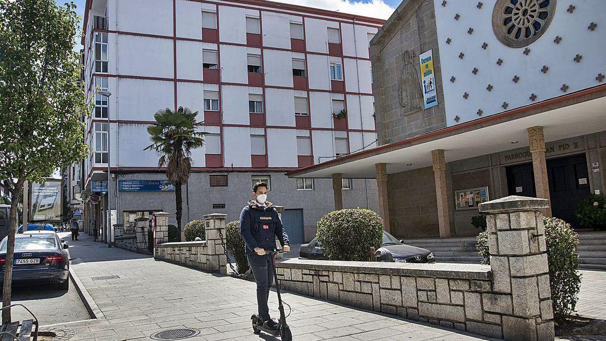 Un joven circula en patinete por el barrio de Mariñamansa.