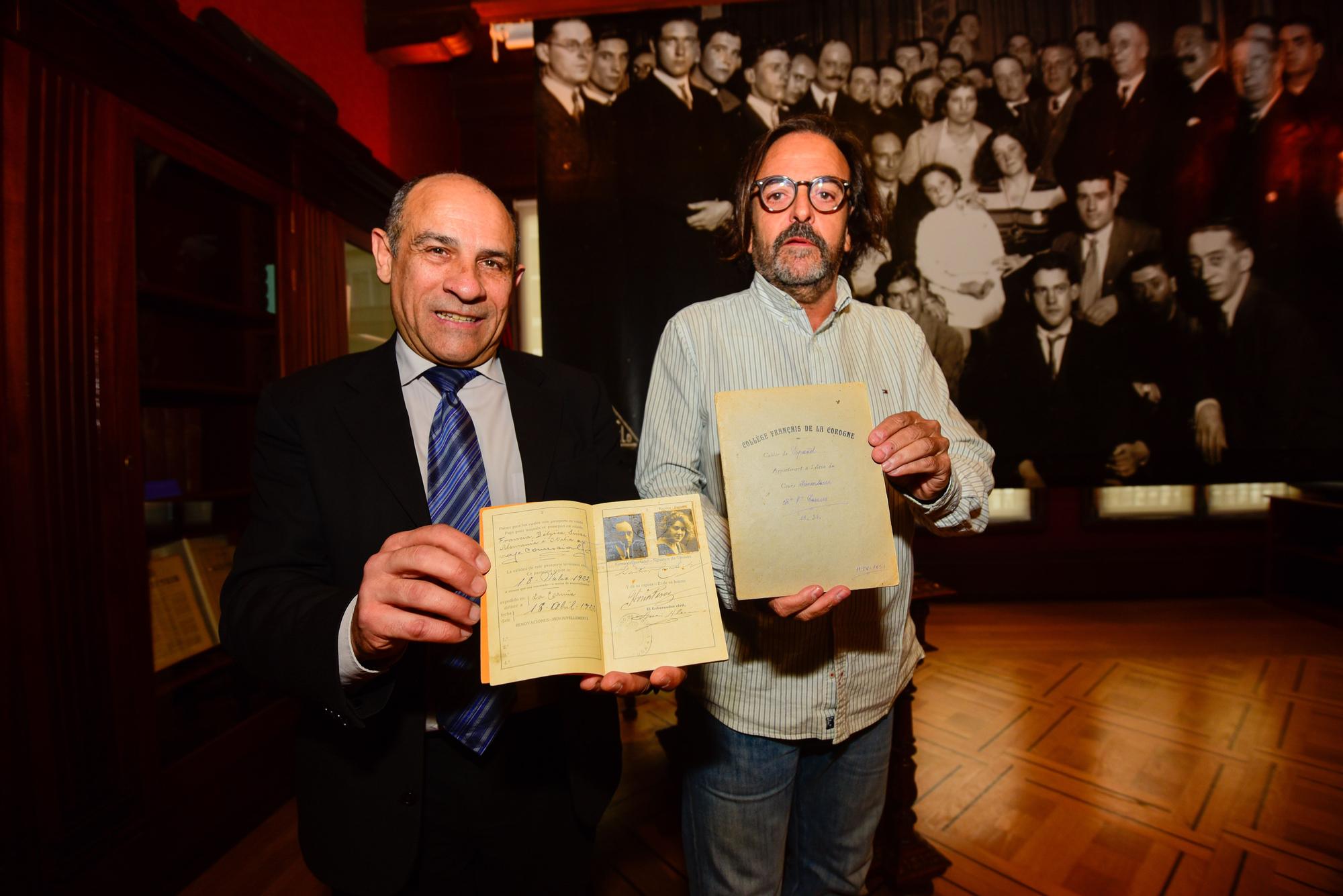 El Ateneo Republicano dona un cuaderno escolar de la actriz María Casares a la casa-museo Casares Quiroga