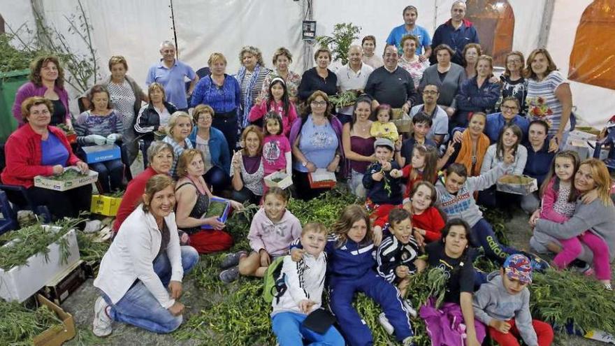 Alfombristas de todas las edades, ayer, en la carpa de la alameda. // Marta G. Brea