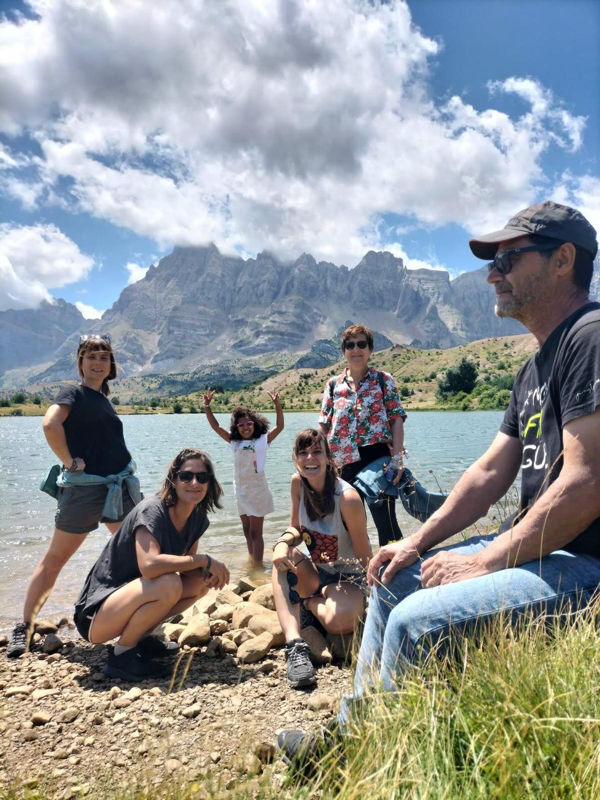Mariam junto a la familia que la ha acogido cada verano.