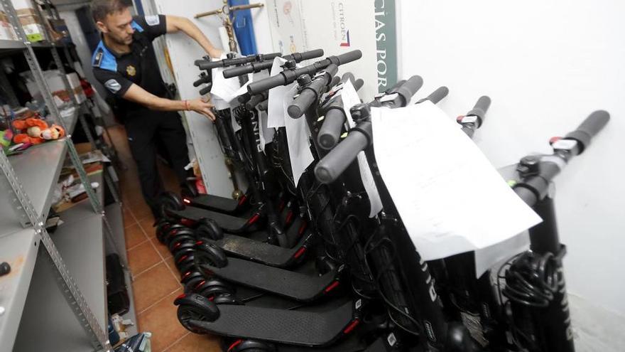La Policía Local retiró ya en torno a 100 patinetes eléctricos de alquiler de Buny. // José Lores