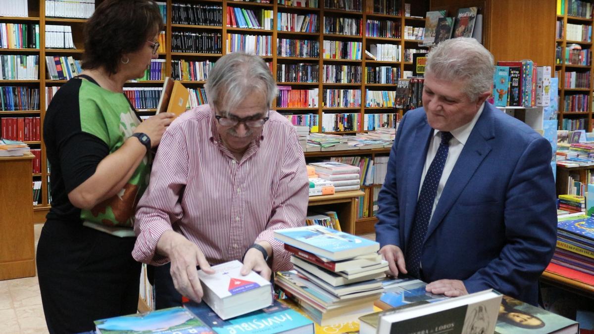 José Vélez, esta tarde en una visita a la biblioteca Diego Marín.