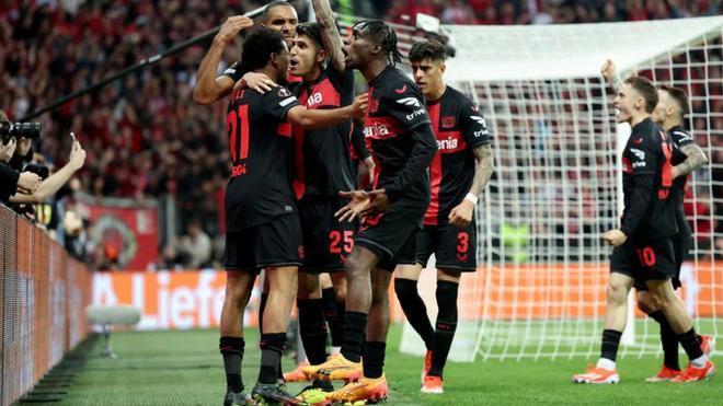 Los jugadores del Leverkusen celebran su pase a la final