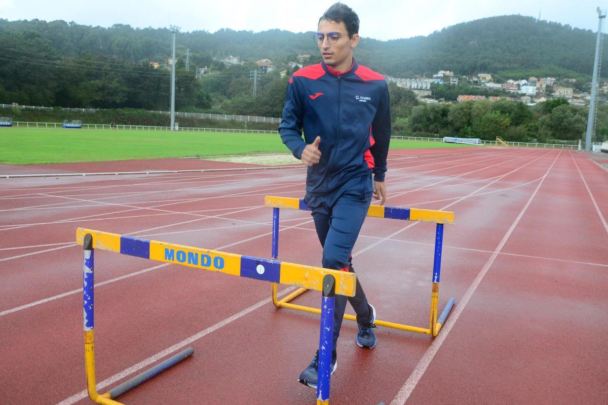 Martín Souto entrenando ayer en las pistas de atletismo de Cangas.