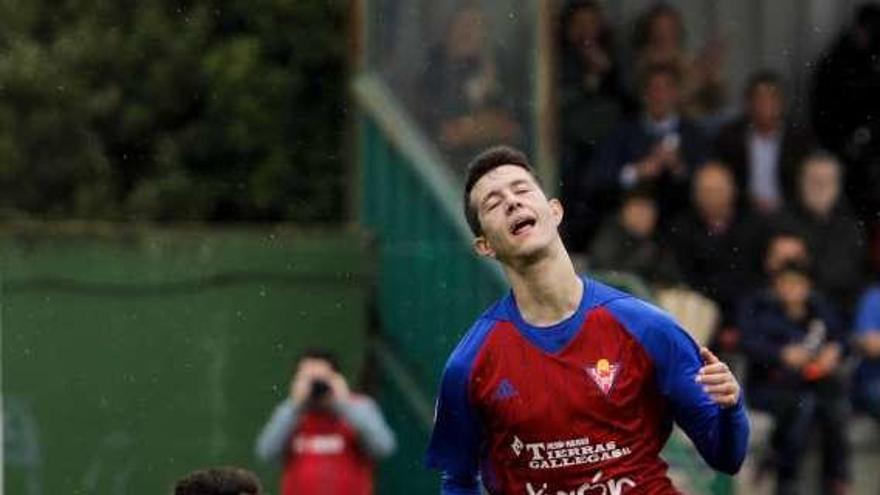 Juan Menéndez festeja su gol ante el portero Alberto Benito.