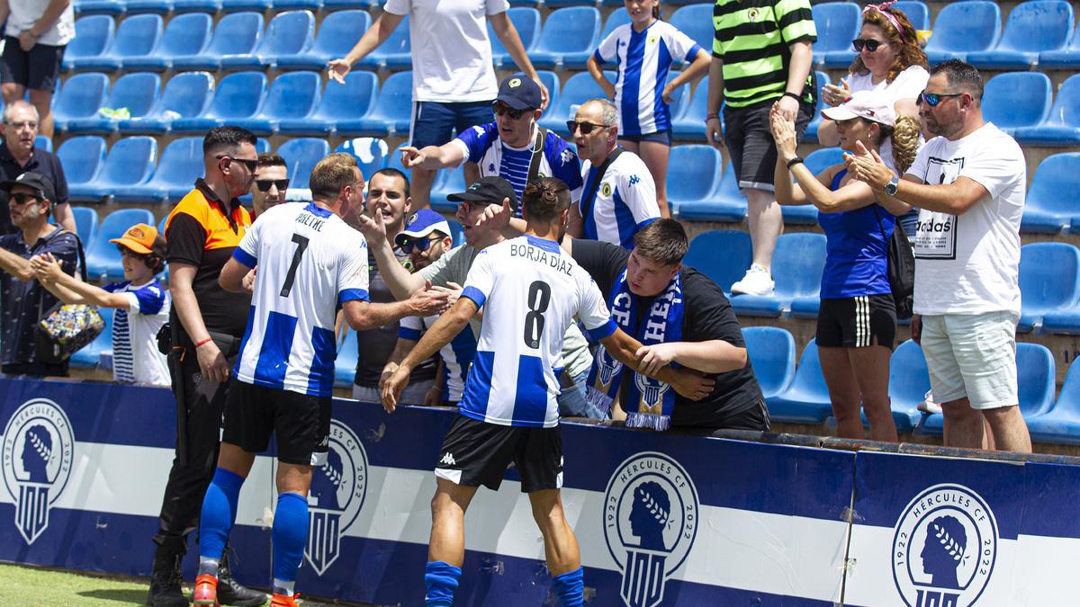 Jugadores del Hércules al finalizar el partido contra el Marchamalo