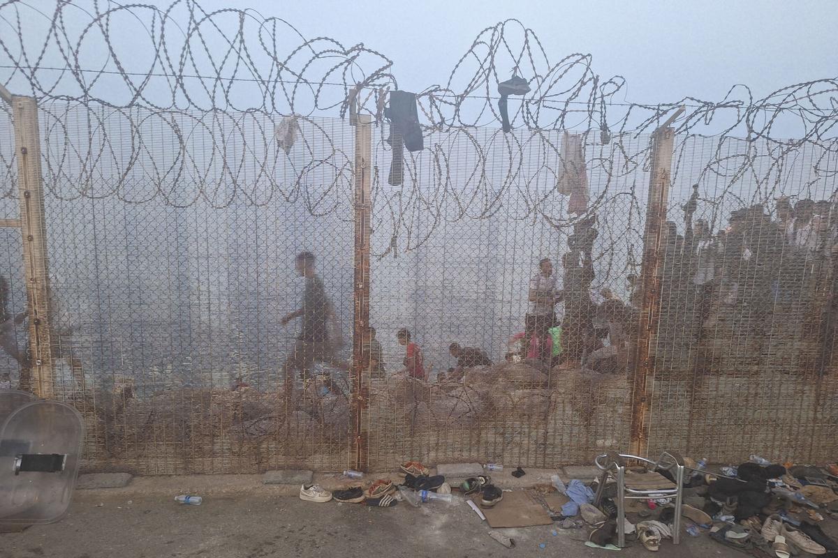 Cientos de migrantes cruzan la frontera y llegan a nado a Ceuta.