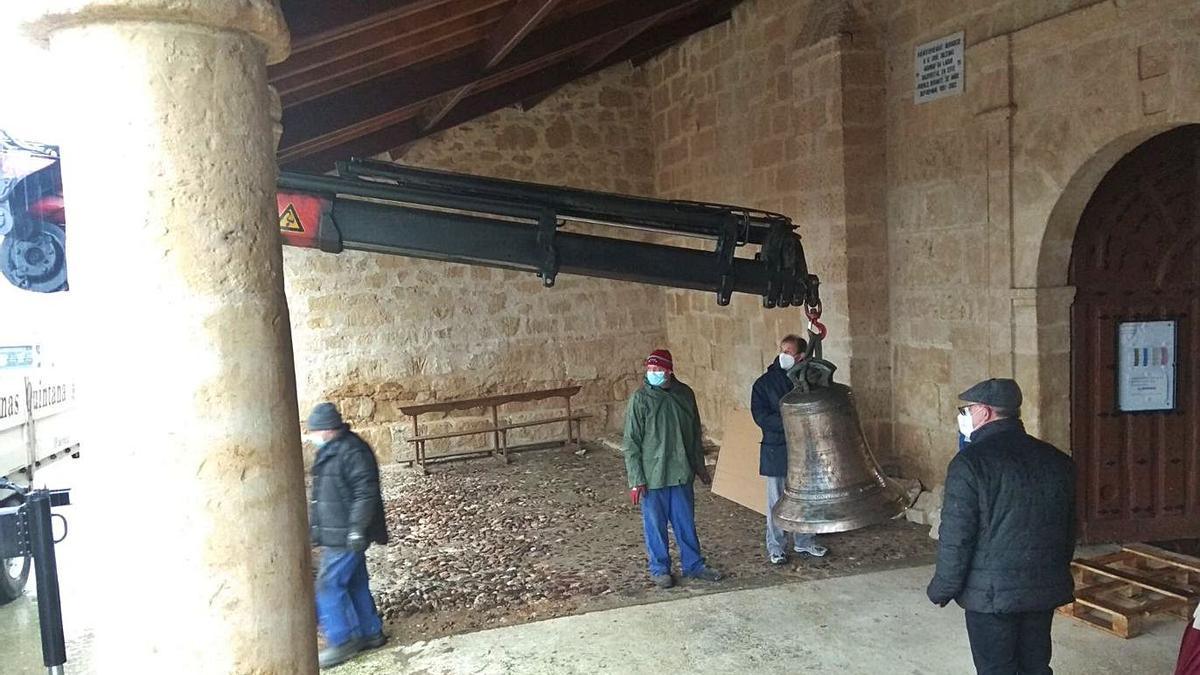 Una grúa ayuda a introducir la campana más antigua en el interior del templo. | A. C. Sibaria