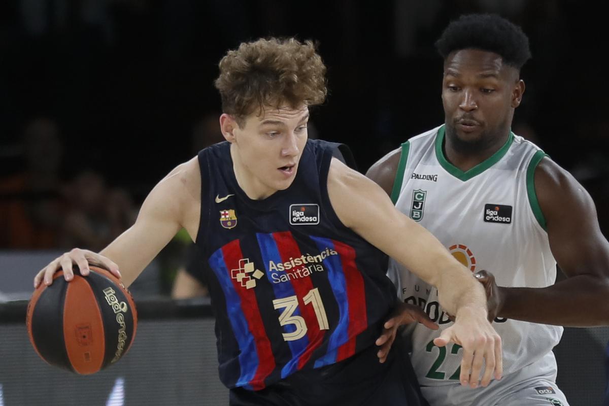 El jugador del Joventut Andrés Feliz defiende a Rokas Jokubaitis, del FC Barcelona, durante el partido de las semifinales de la Supercopa de baloncesto disputado en el pabellón de San Pablo, en Sevilla. EFE/José Manuel Vidal