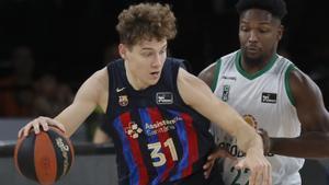 El jugador del Joventut Andrés Feliz defiende a Rokas Jokubaitis, del FC Barcelona, durante el partido de las semifinales de la Supercopa de baloncesto disputado en el pabellón de San Pablo, en Sevilla. EFE/José Manuel Vidal