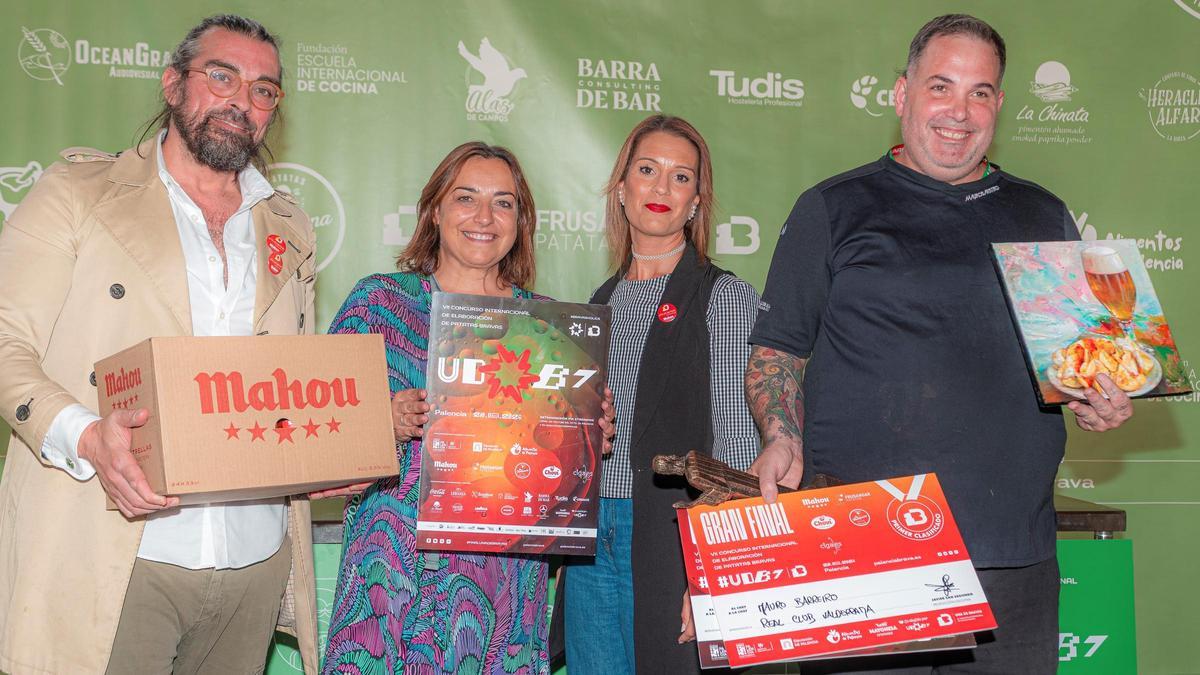 El chef Mauro Barreiro (derecha), del Real Club Valderrama (Cádiz), tras ganar el VII Concurso Internacional de Elaboración de Patatas Bravas 'Una de Bravas'.
