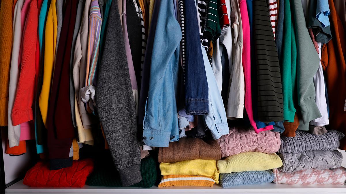 Adiós a las perchas, la tendencia para colgar toda la ropa de una vez  en un armario y puedes guardar en la maleta