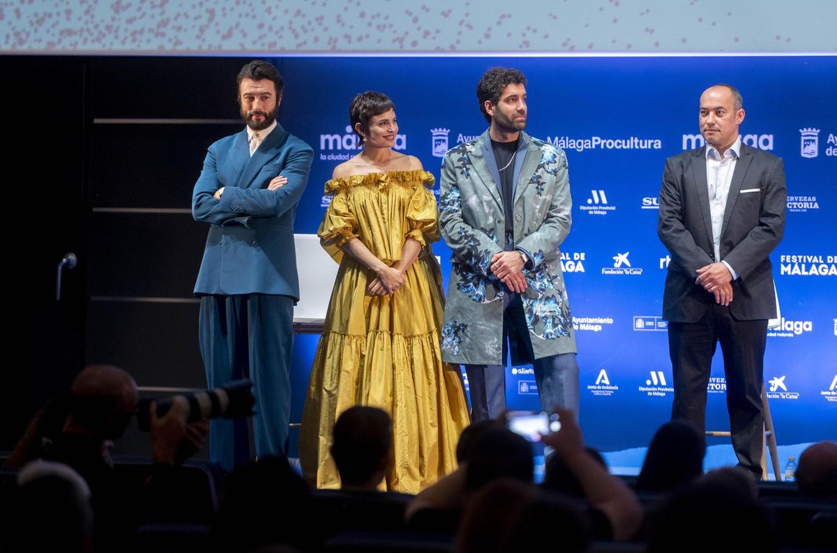 Los actores Javier Rey, Verónica Echegui, Tamar Novas y el director Joan Noguera posan durante la presentación del coloquio ‘Los pacientes del doctor García’, en el Cine Albéniz