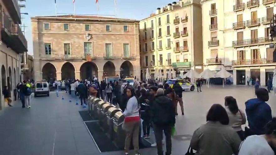 Colas interminables de inmigrantes en Manresa para regularizar su situación