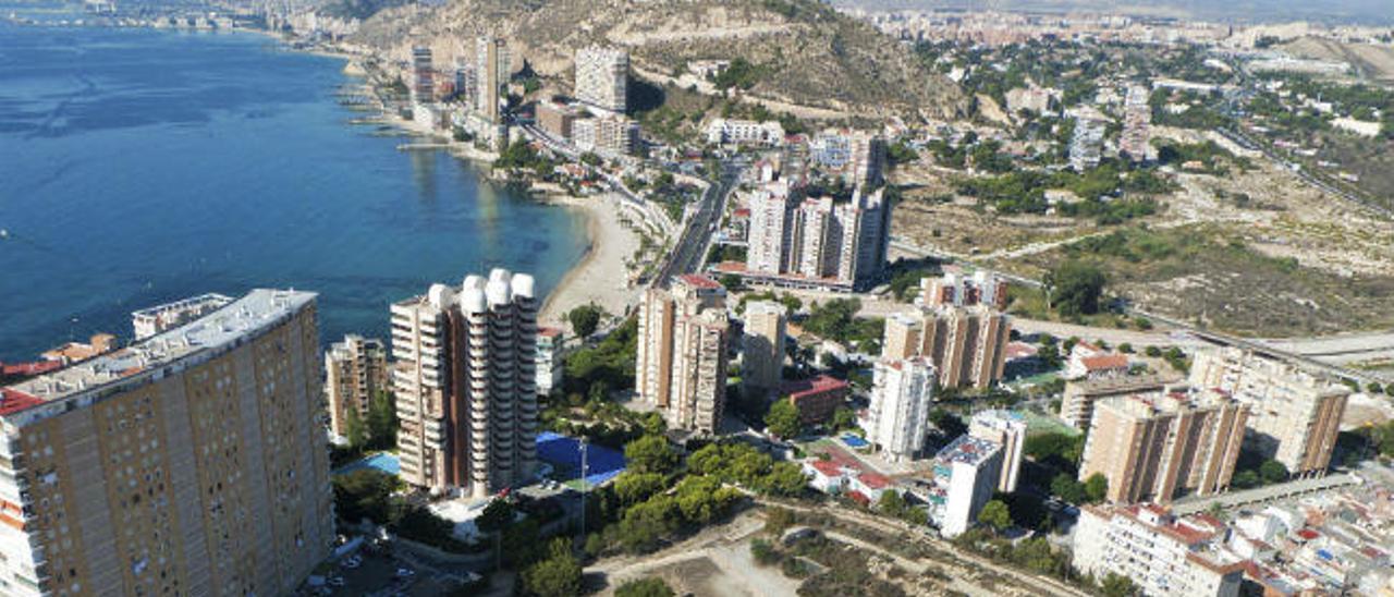 Al fondo, frente al edificio La Chicharra, es la zona del yacimiento donde se va a excavar para buscar la puerta