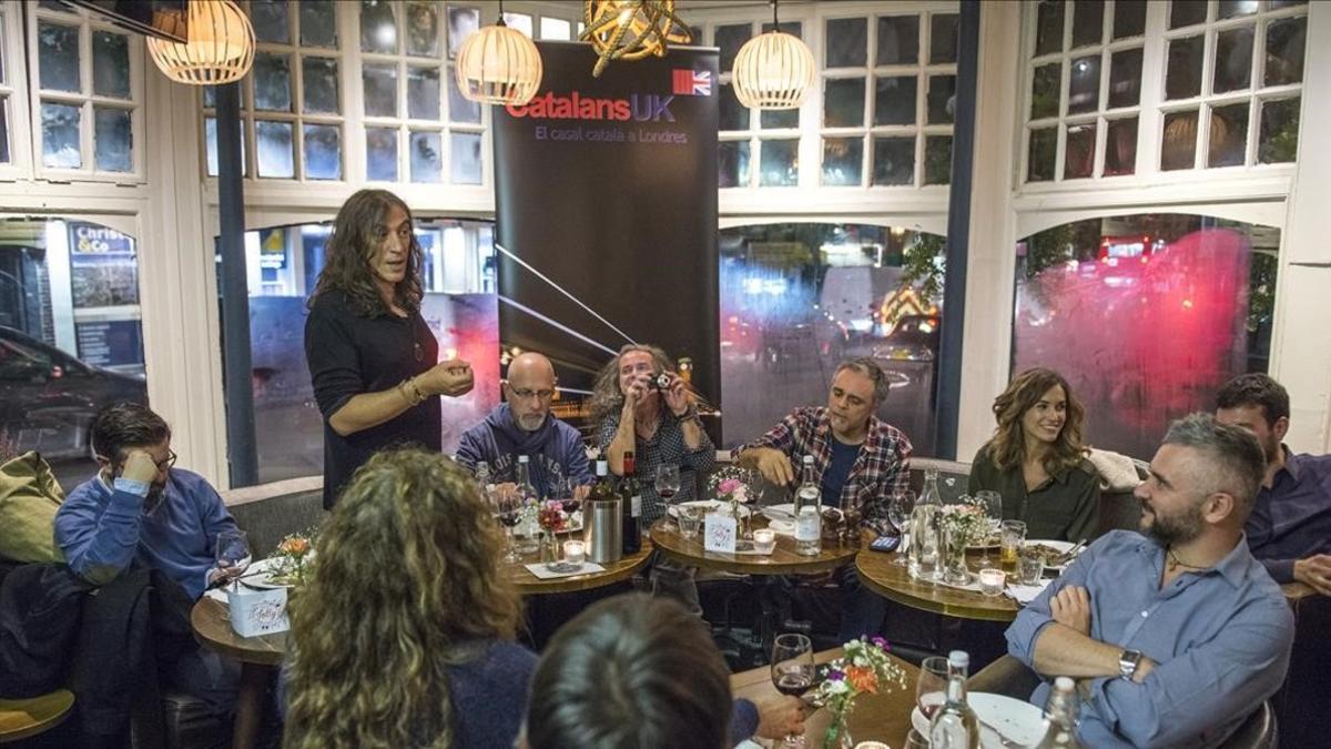 Encuentro de Casal Català en Londres con el músico Gerard Quintana, el pasado octubre.