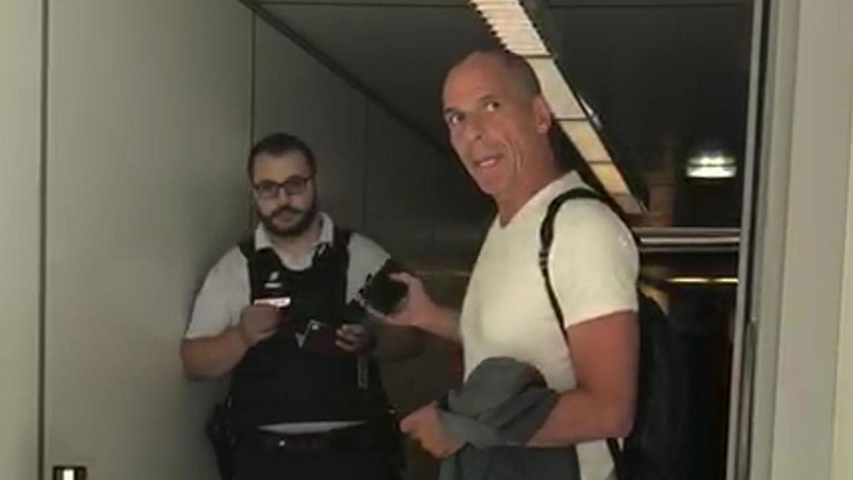 Yanis Varoufakis en el aeropuerto Charles de Gaulle de París.