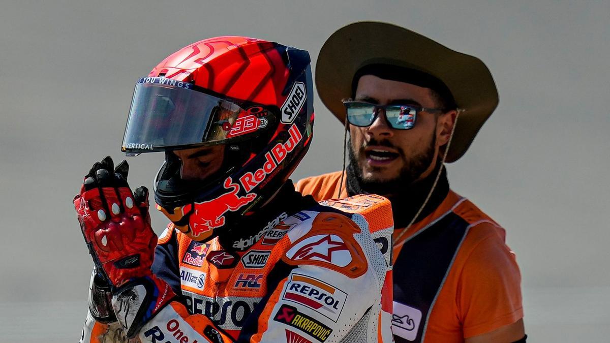 Incomprensible error de Márquez ya que, en una fuerte frenada, en la segunda vuelta, cuando iba cuarto, perdió el control de su moto, dribló como pudo a Martín y acabó estrellándose, de forma contundente y peligrosísima, contra el cuerpo de Oliveira, al que tiró sobre el asfalto.