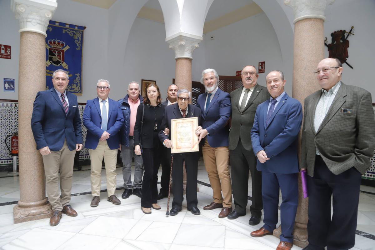 Foto de familia tras el nombramiento de Pedro Jiménez Peláez como hermano mayor honorífico de la Hermandad de Veteranos de Artillería.