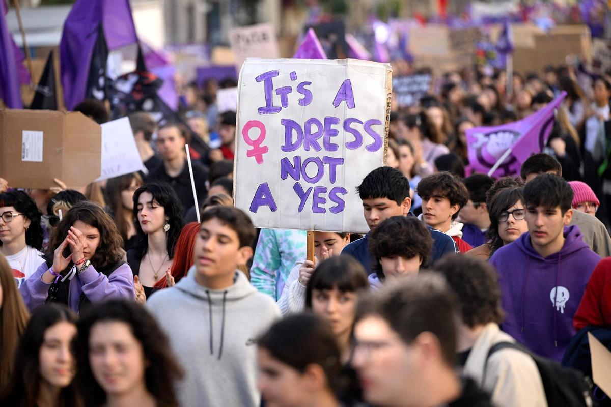 Estudiantes se manifiestan en Barcelona por el 8M